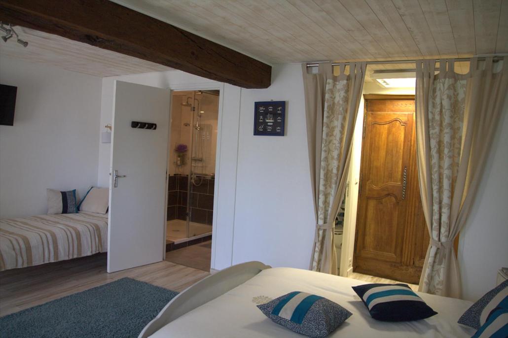 Chambre D Hote La Roussiere Saint-Ouen-Des-Toits ภายนอก รูปภาพ