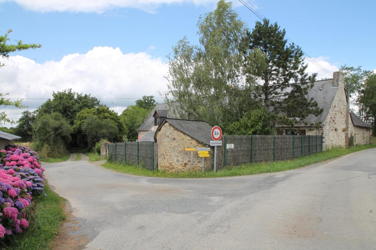 Chambre D Hote La Roussiere Saint-Ouen-Des-Toits ภายนอก รูปภาพ